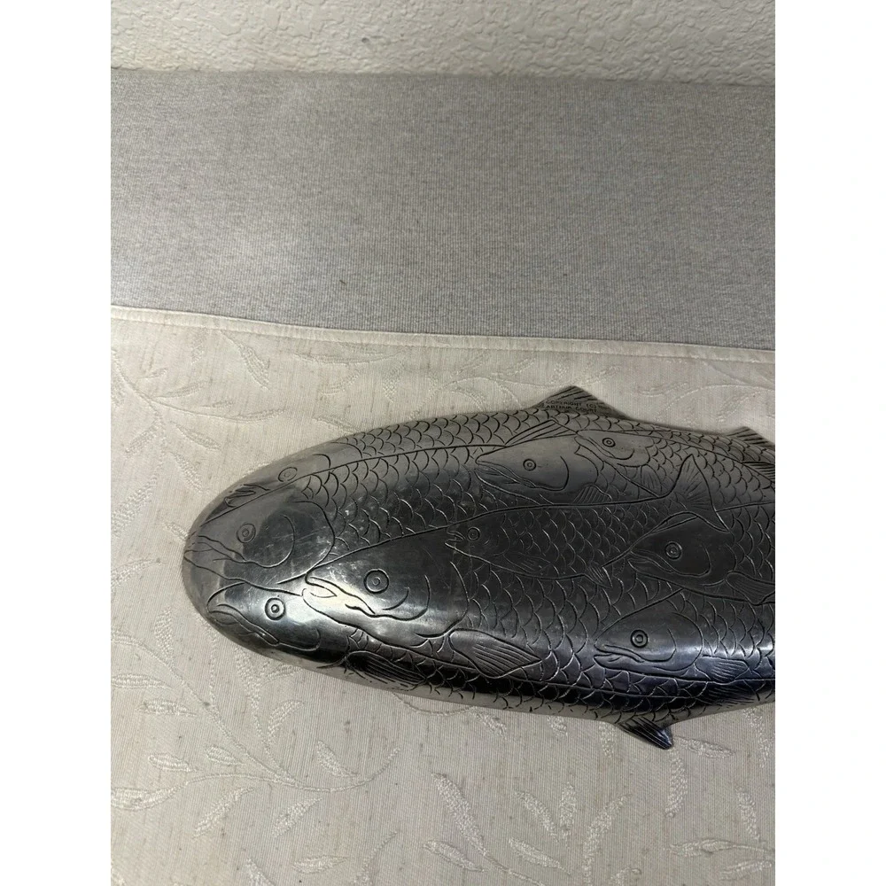 Arthur Court cast measures fish